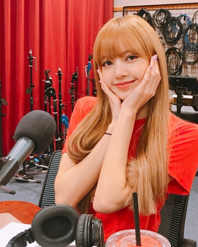 blackpink粉墨 ros(朴彩英),lisa, jisoo(金智秀),jennie(金珍妮)