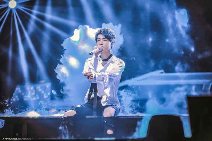 王俊凯四周年蓝色头发小凯水星记