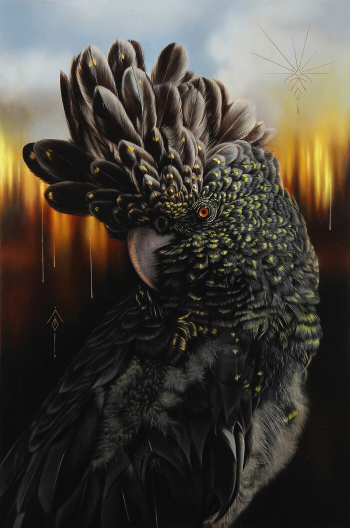 利用动物细长颈部和清扫翅膀的优雅造型吸引观众注视艺术品