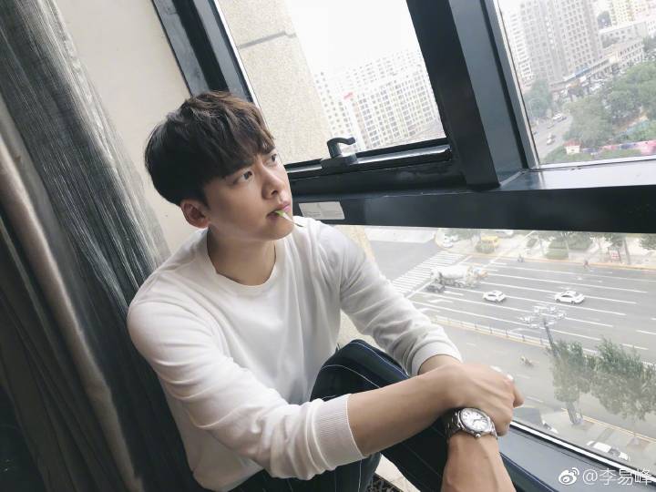 手机壁纸 空间壁纸 锁屏壁纸 小清新图片 男生头像聊天壁纸 李易峰