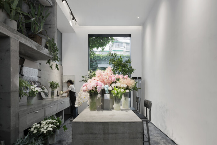 花艺工作室微型花艺美术馆,主要材料选用混凝土,以极简主义的设计衬托