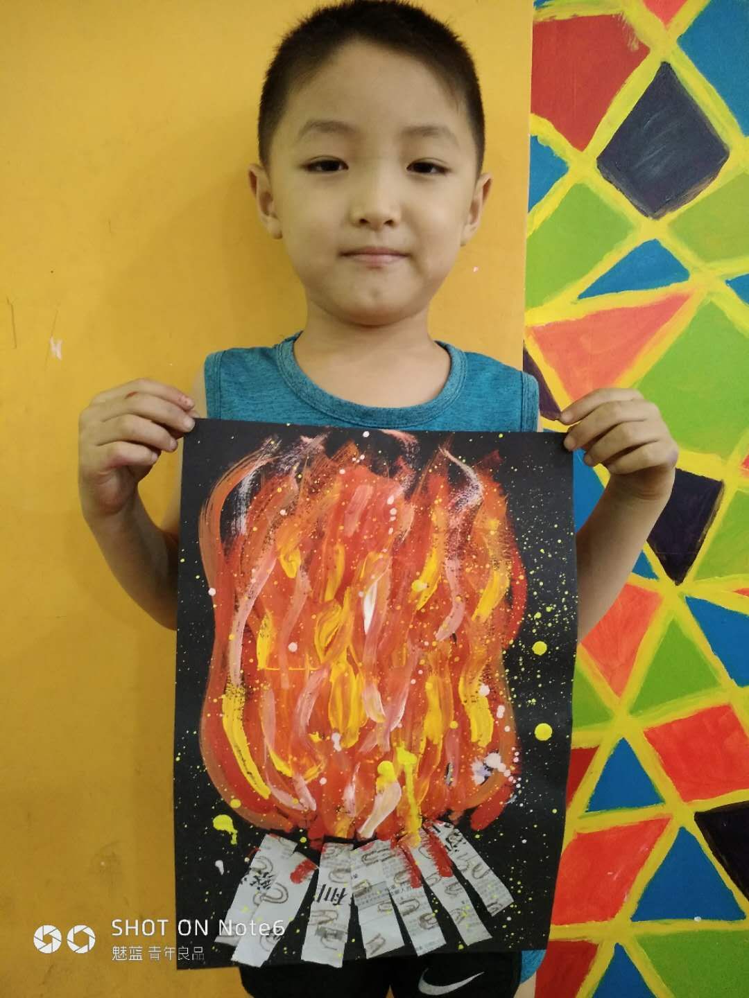 综合材料《火焰》今天课堂让孩子们运用水粉进行大块面积的创作,学习"