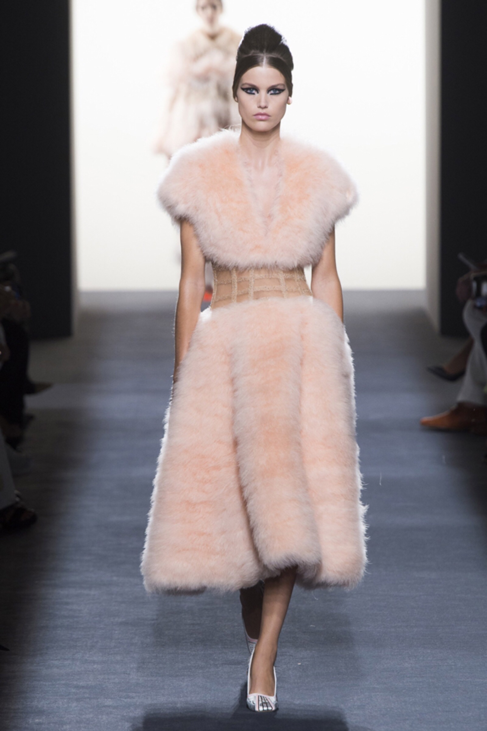 fendi(芬迪)于巴黎高定时装周发布2018秋冬高级定制系列