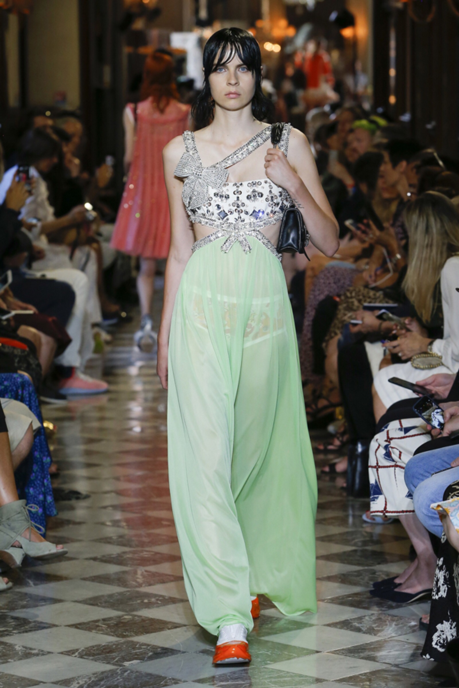 意大利时尚品牌 miu miu(缪缪)于巴黎雷吉纳酒店发布2019早春度假系列