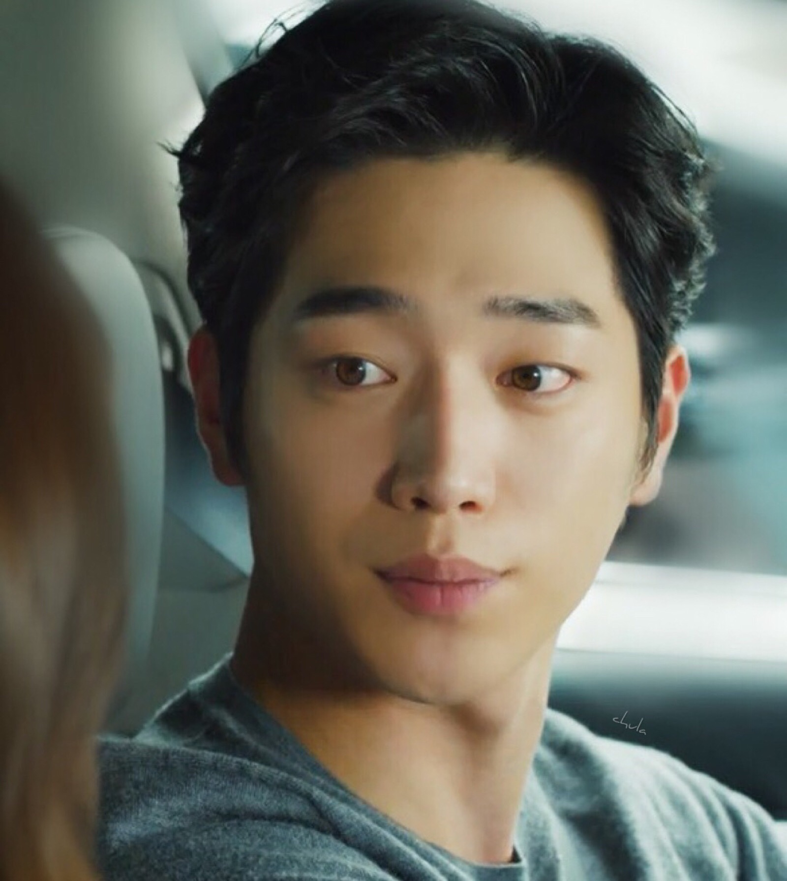 拥有棕色眼瞳的徐康俊