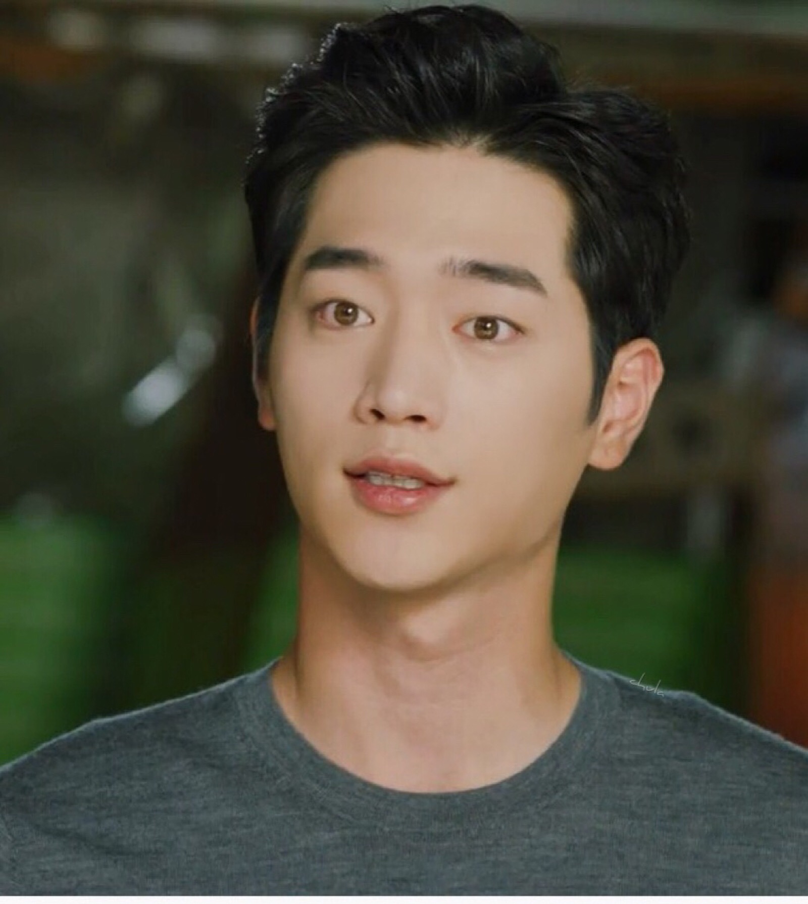 拥有棕色眼瞳的徐康俊