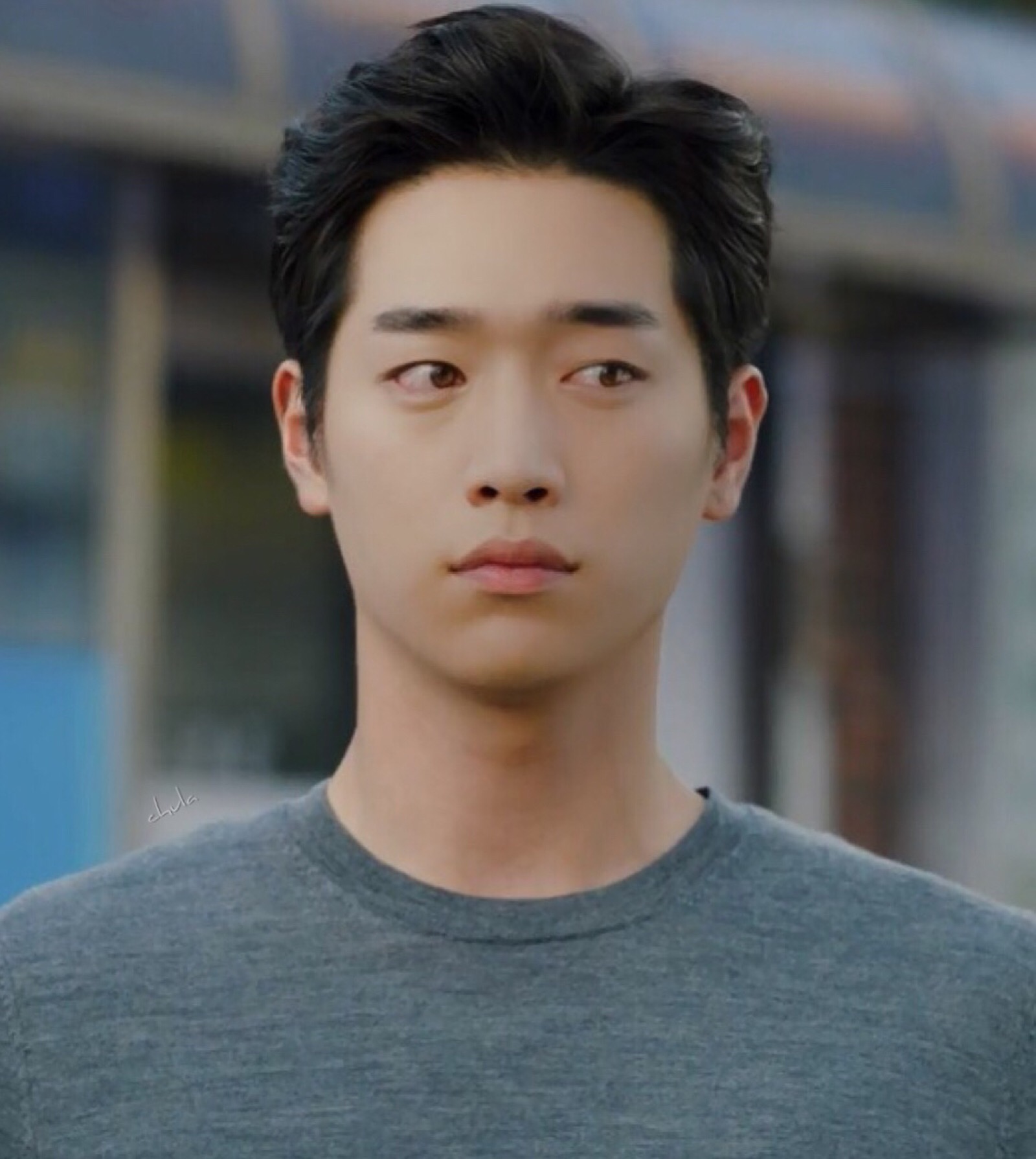 拥有棕色眼瞳的徐康俊