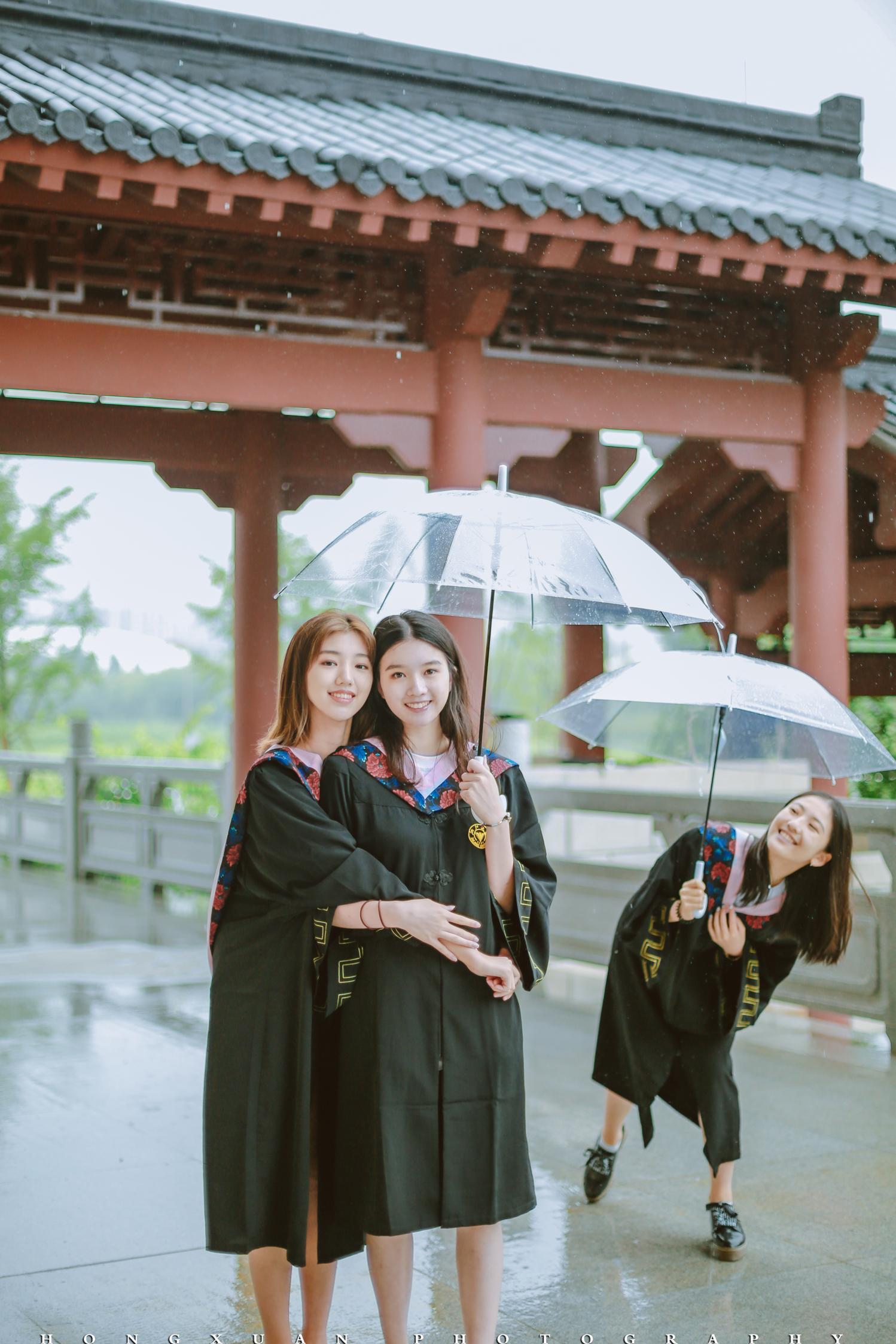 拍照时还是梅雨季节,风一阵雨一阵,把你们的毕业服吹得鼓囊囊.