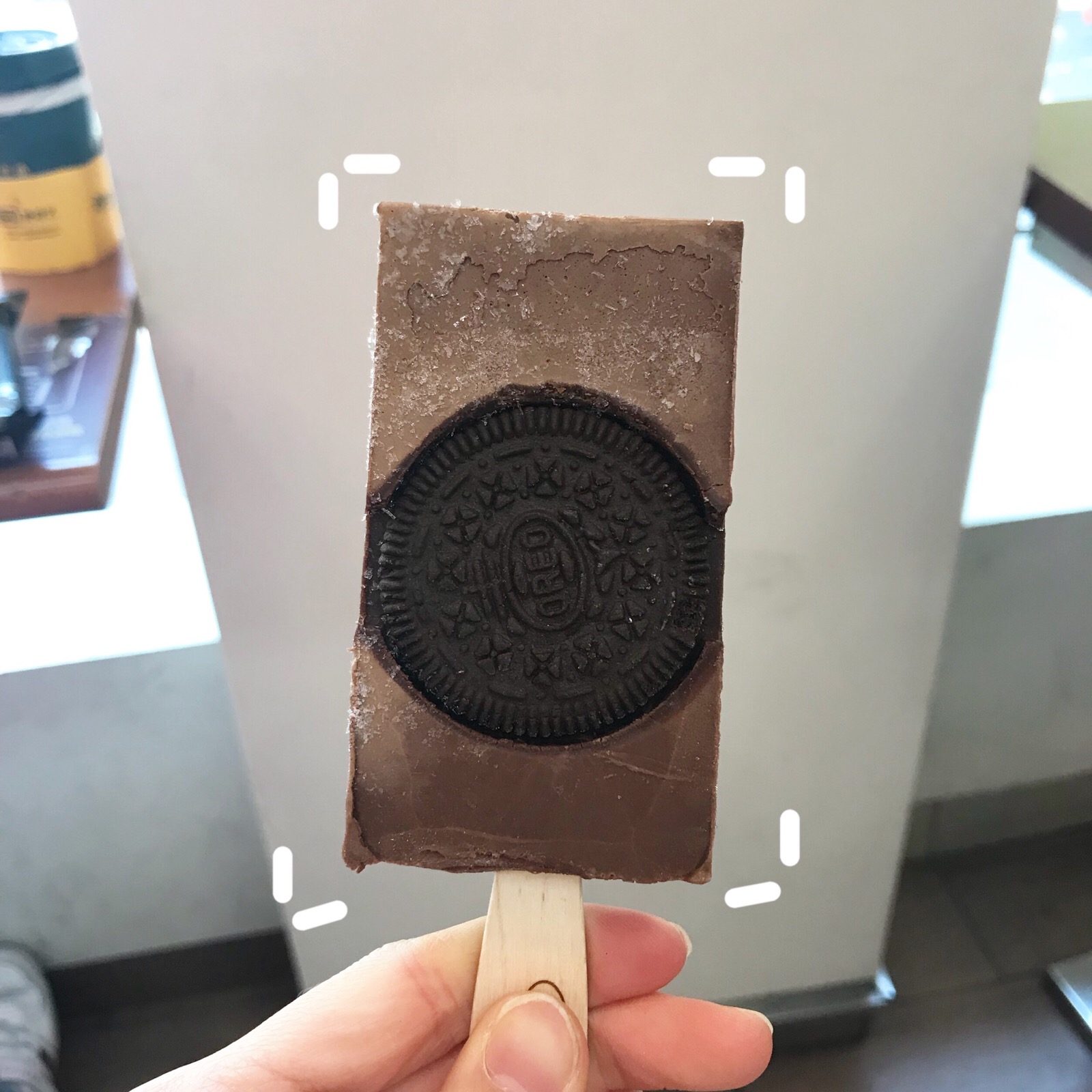 全家很出名的奥利奥冰棒,巧克力味道蛮正,中间奥利奥软了不好吃,其实