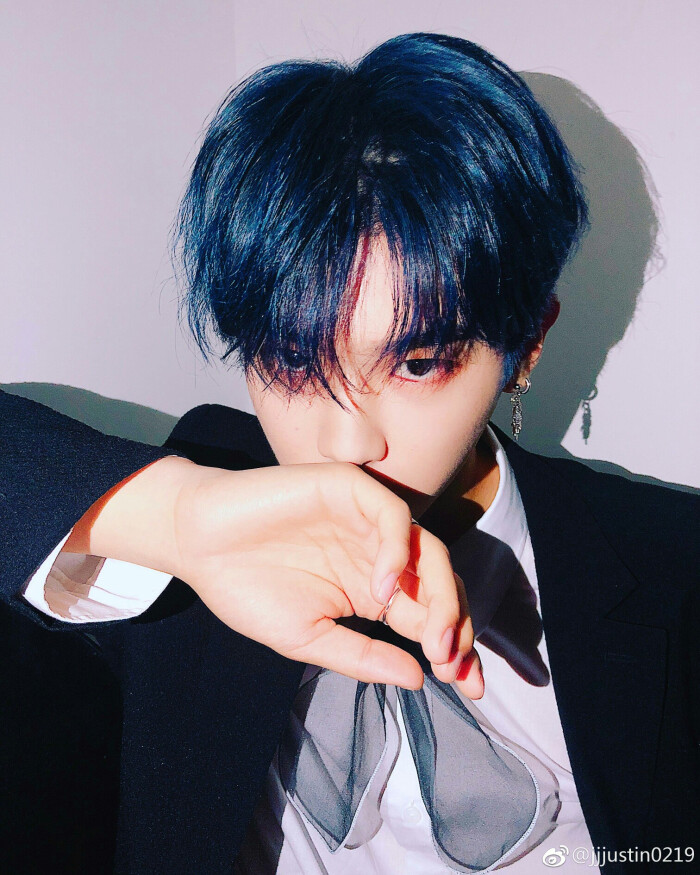 justin 黄明昊 微博 蓝发