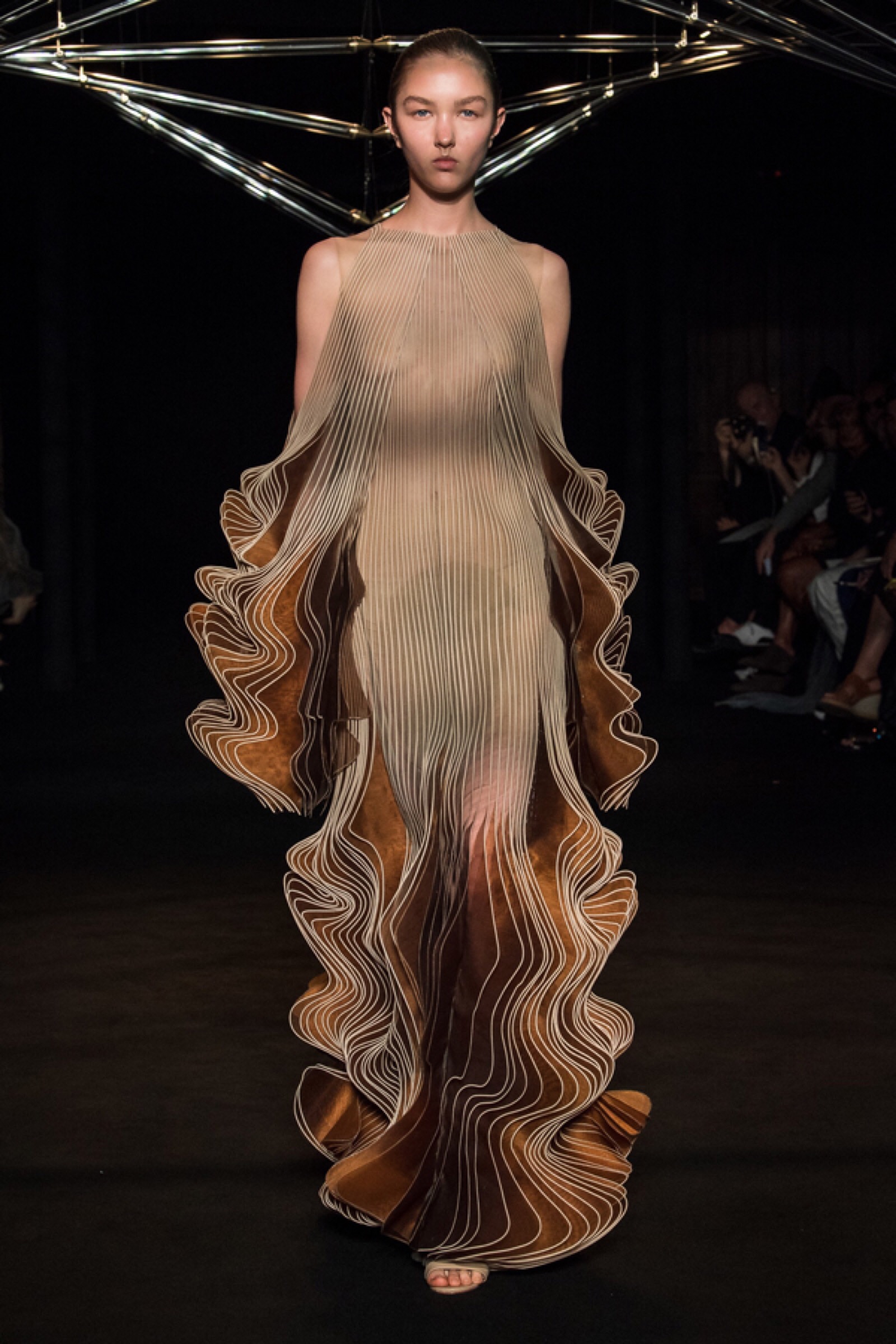 荷兰设计师品牌 iris van herpen(艾里斯·范·荷本)于巴黎高定时装周