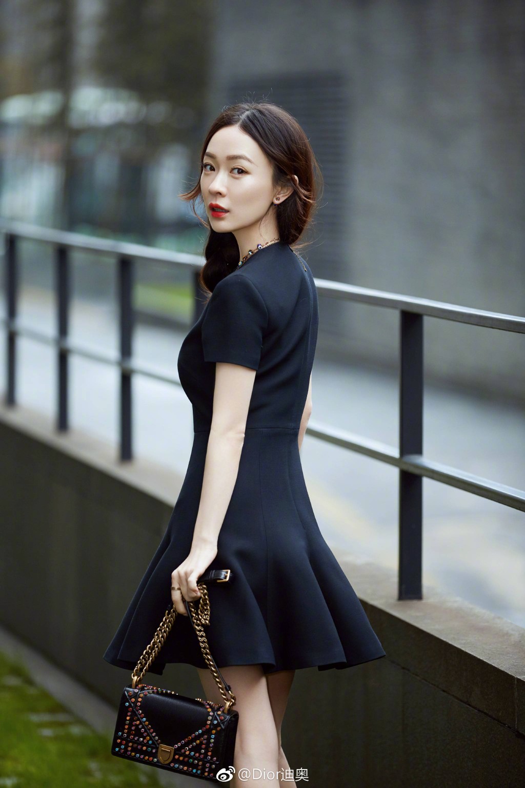 霍思燕身穿迪奥二零一八春夏成衣系列精彩演绎时尚街拍,黑色修身