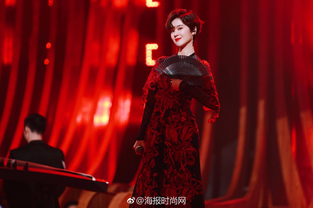 郁可唯 录制《金曲捞》红黑色长裙搭配hardcandy戒指与耳环,中国风
