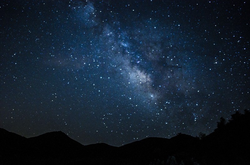 黑暗沉寂的深山,唯有这片星辰,如此闪耀.