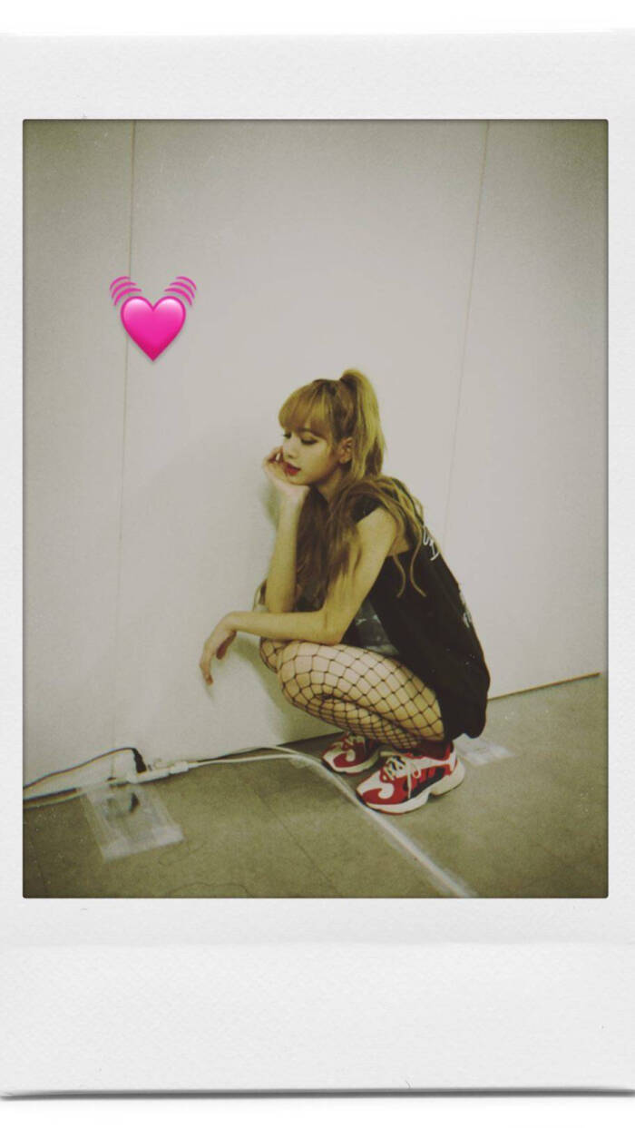 blackpink粉墨 ros(朴彩英),lisa, jisoo(金智秀),jennie(金珍妮)
