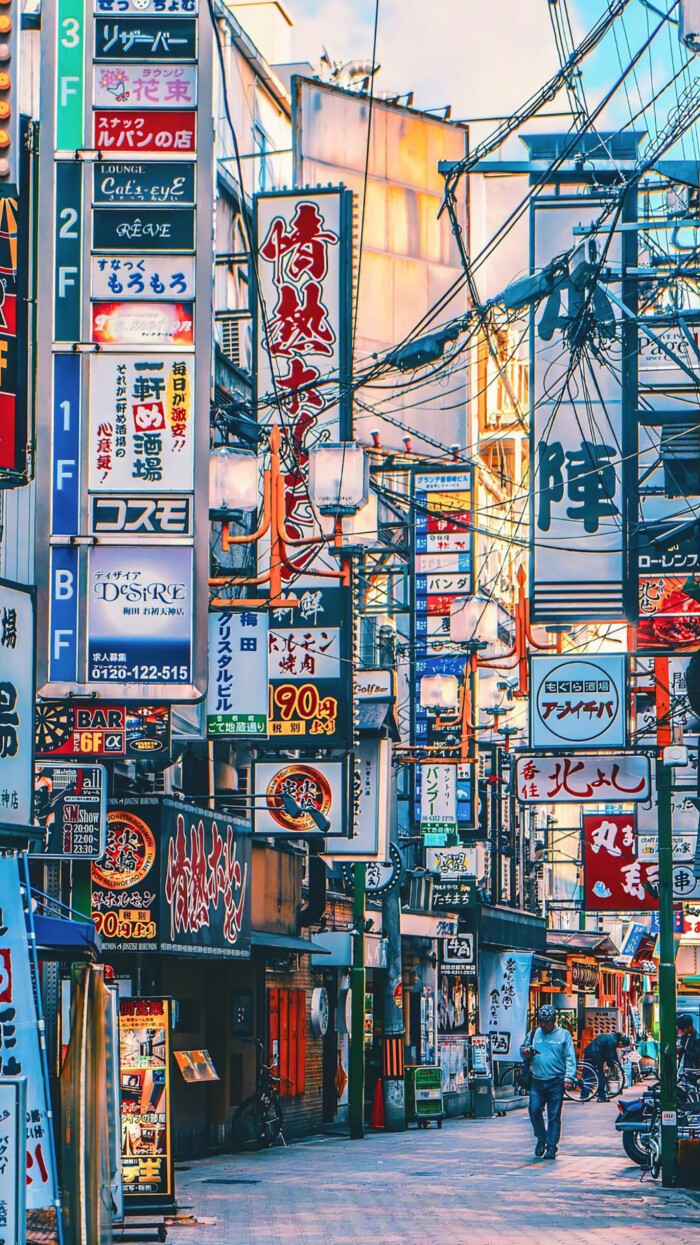 霓虹灯下的日本街道