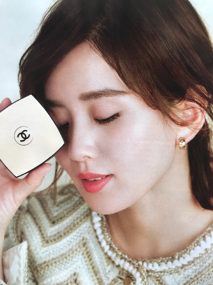 刘诗诗 #刘诗诗香奈儿彩妆形象大使# 优家画报内页新图扫描今天也是小