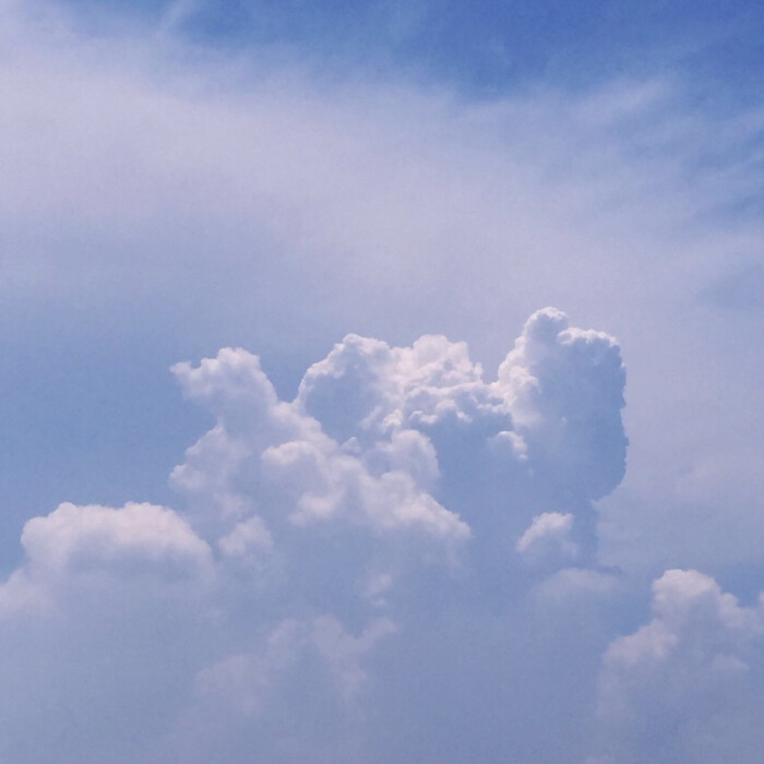 "天空总是悲伤的颜色