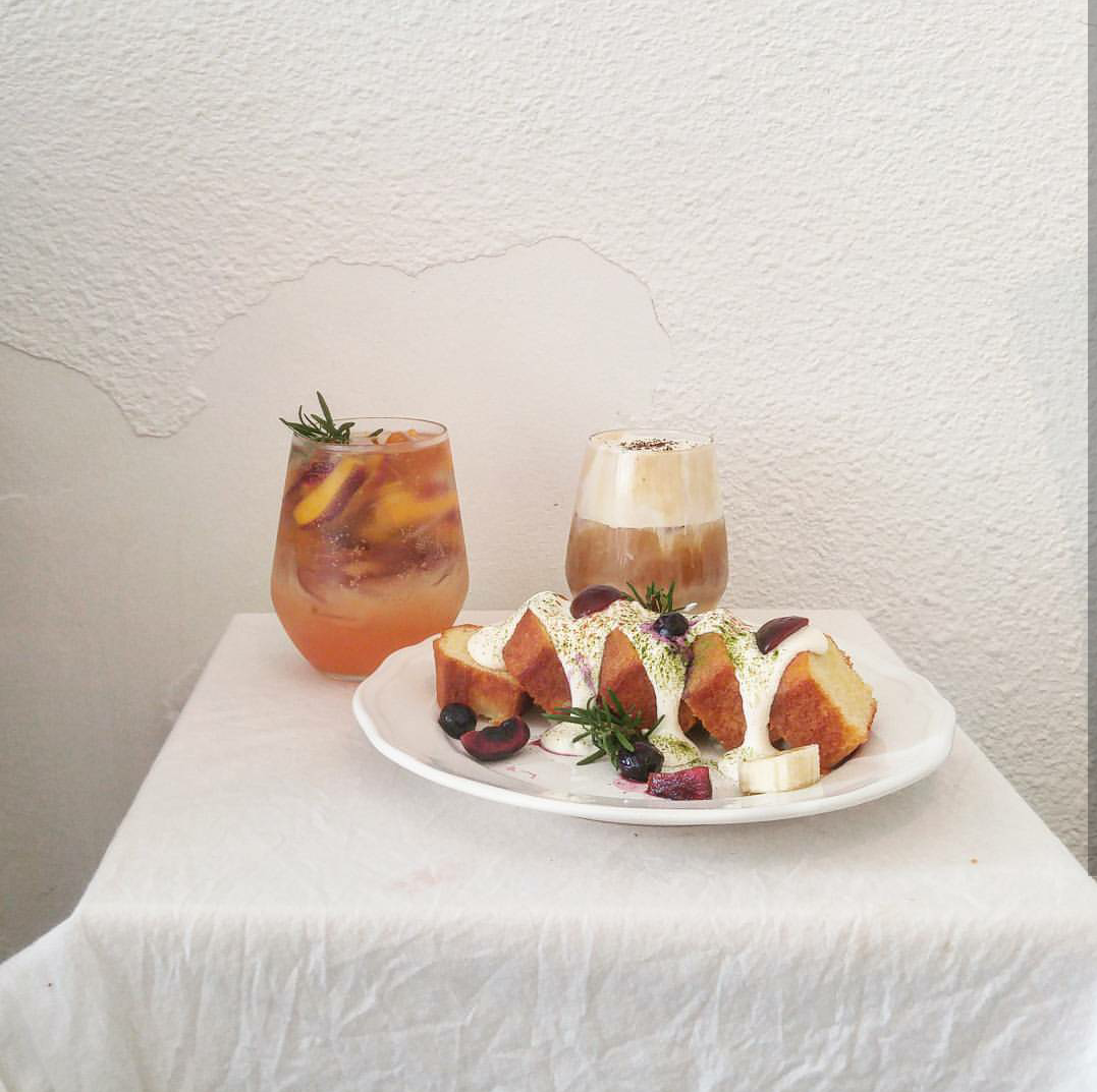 咖啡与甜点与水果