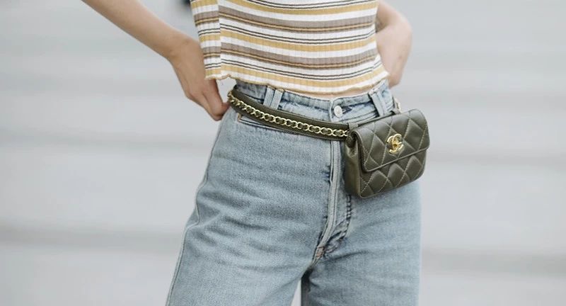 chanel的腰包很特别的一点就是链条和皮质的结合,把优雅和酷这两种