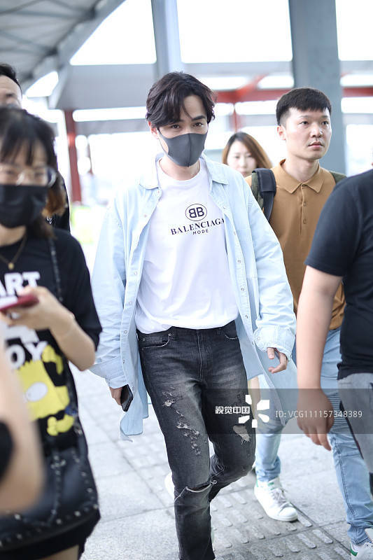 朱一龙录制快本 长沙机场