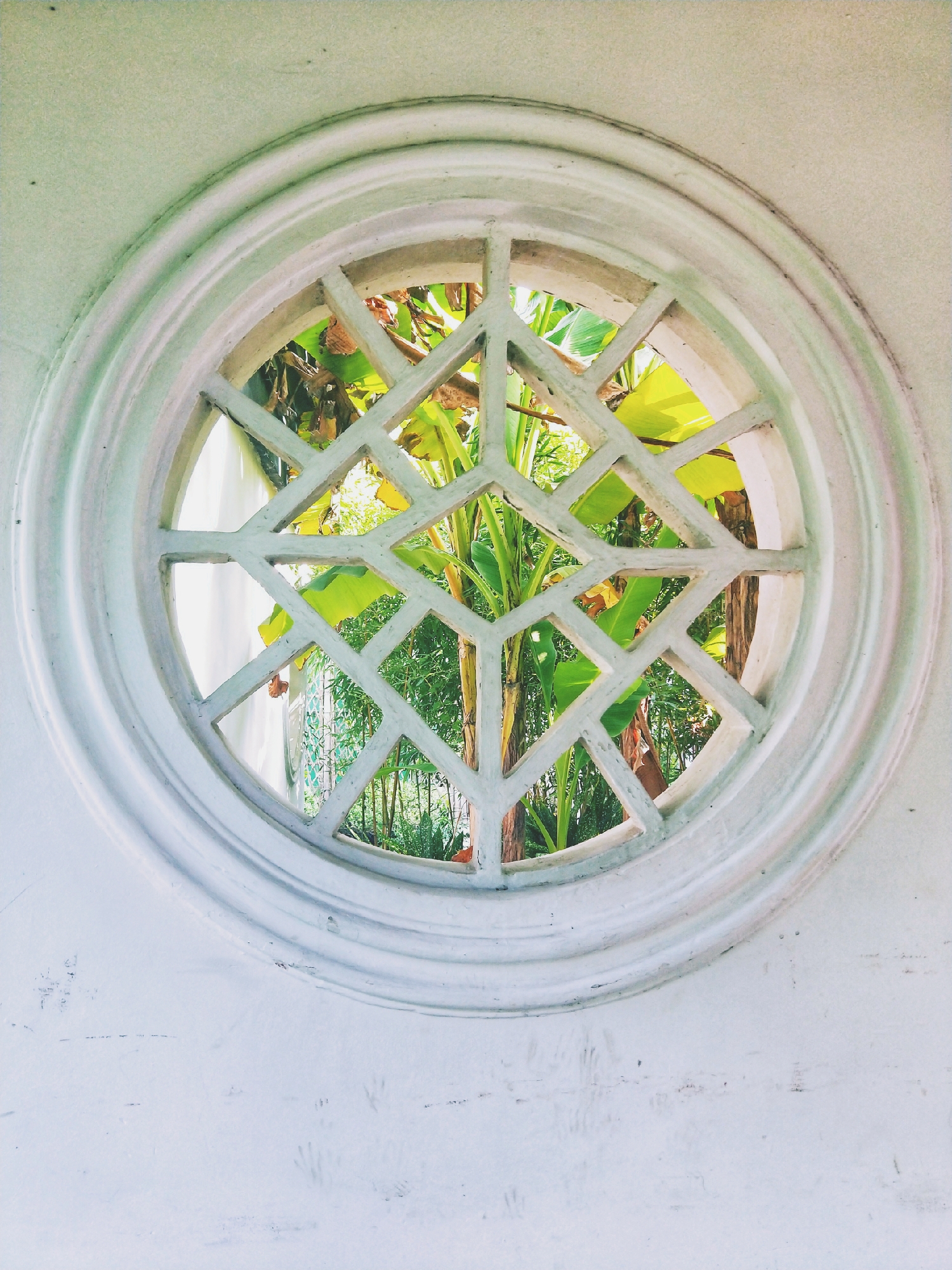 园林的漏窗,每一扇窗结构都不同,阳光穿过过 ,洒下点点斑驳!