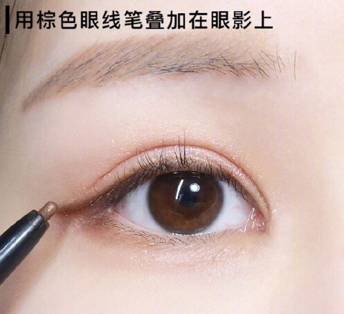 一款日常妆容教程,在视觉上延长眼睛的心机眼线