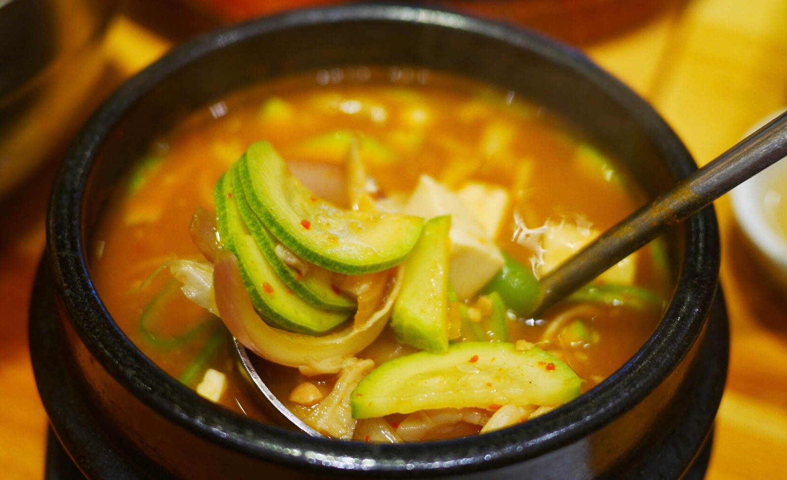 这家韩国料理的大酱汤够味冷面清爽浸泡在汤里的梨丝儿加分鸡蛋卷忘记