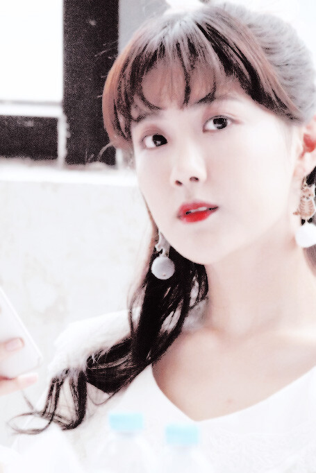 李艺彤 