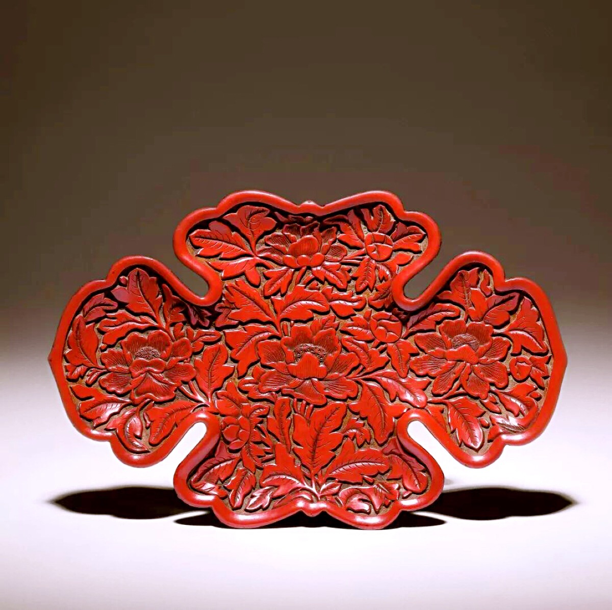 黄地剔红牡丹纹花形盘