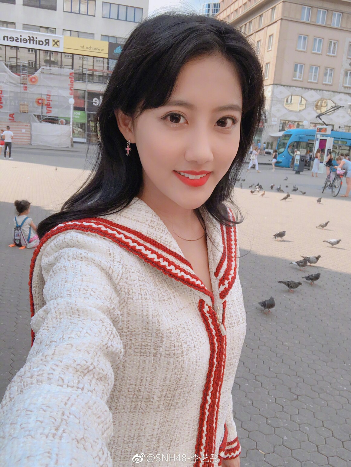 李艺彤 