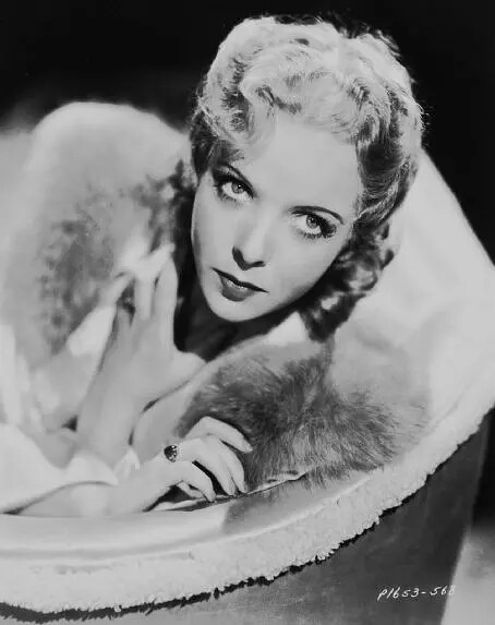 穿皮草的艾达·卢皮诺 ida lupino