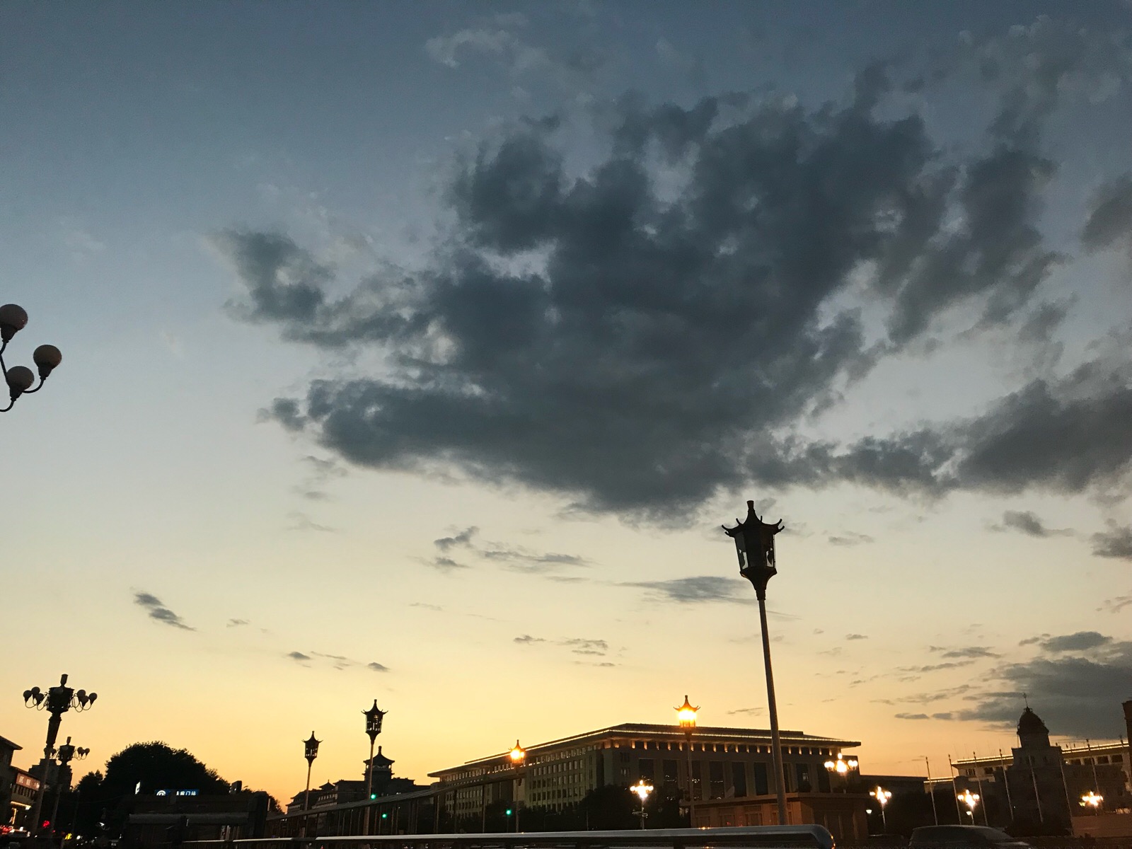 白天繁华的城市 到夜晚即可寂静 转过街角 在喧嚣中就能找到属于自己