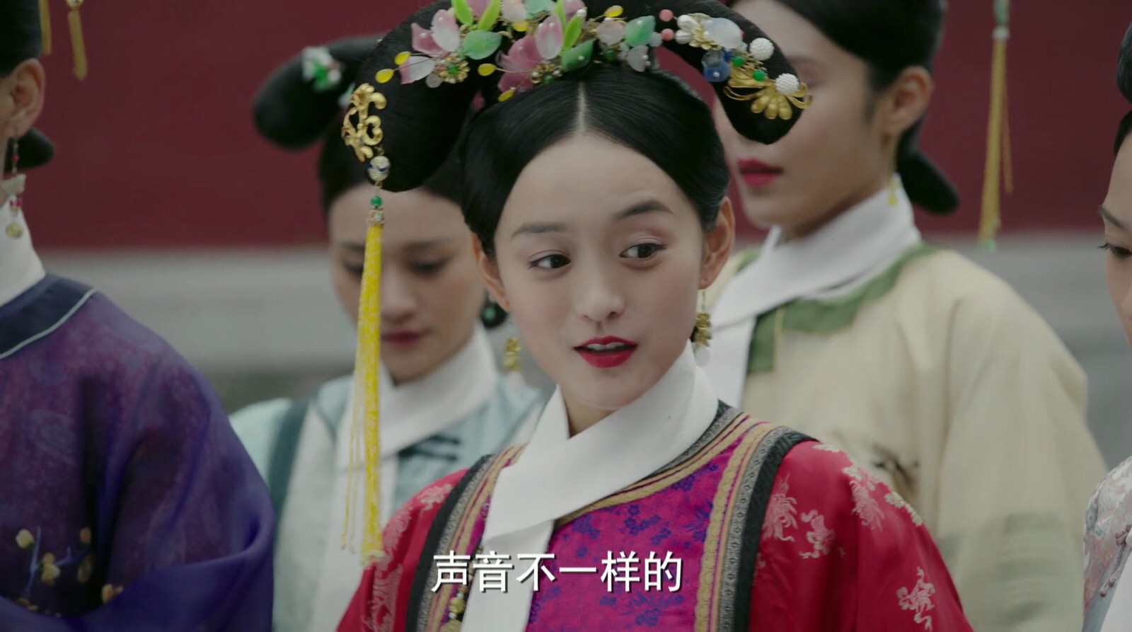 如懿传第十三集 如懿跟莲心说话都微微前倾 可见非常客气 说着体贴话