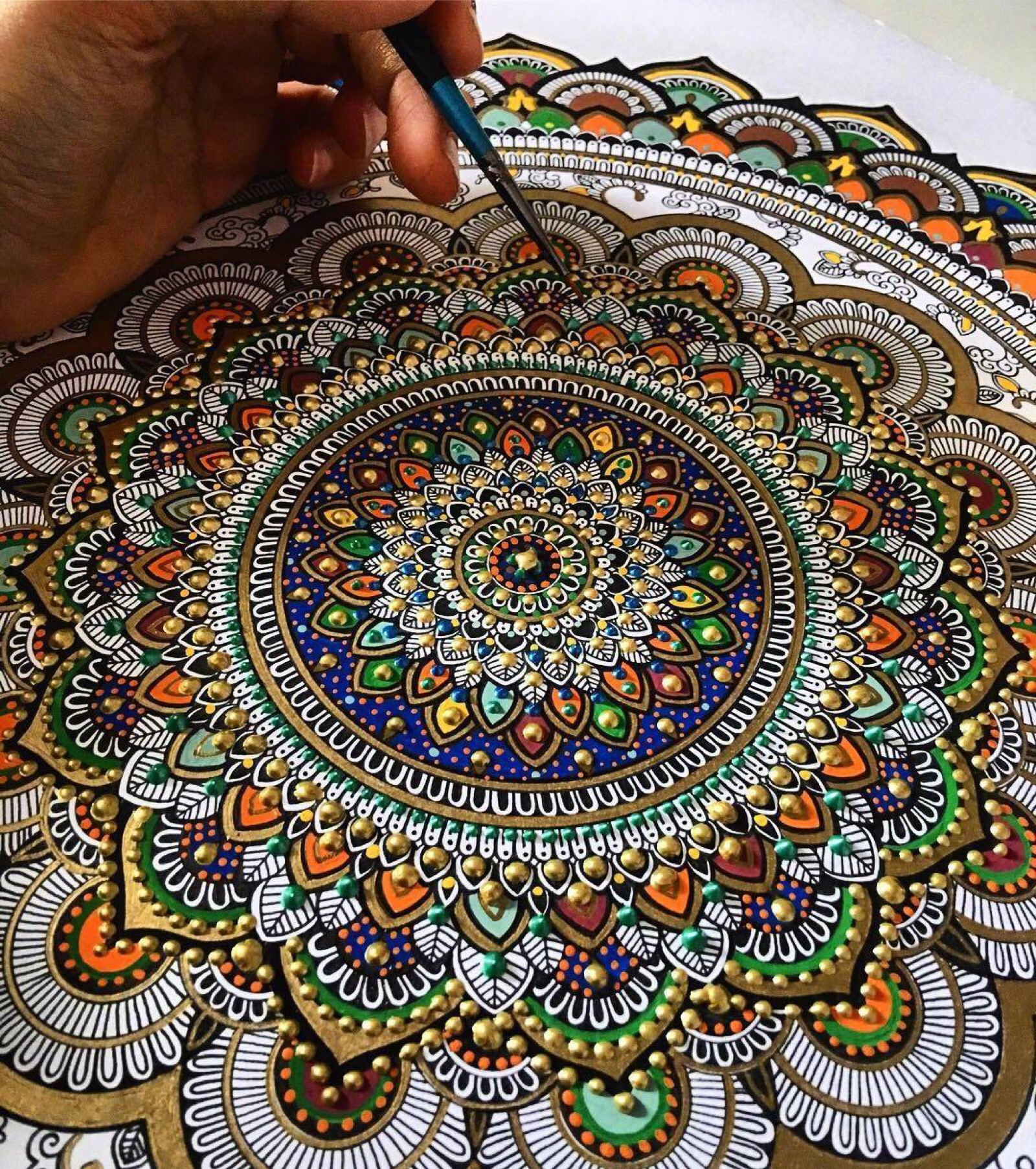 【金属色丙烯曼陀罗图腾绘制】单幅作品的绘制都要花费80个小时左右