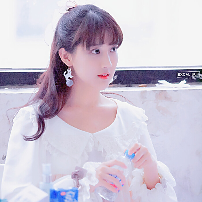 李艺彤头像