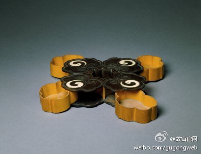 【玳瑁嵌牙黄杨屉四合如意盒】清,高2.3cm,盒总体长13.2cm,宽10.8cm.
