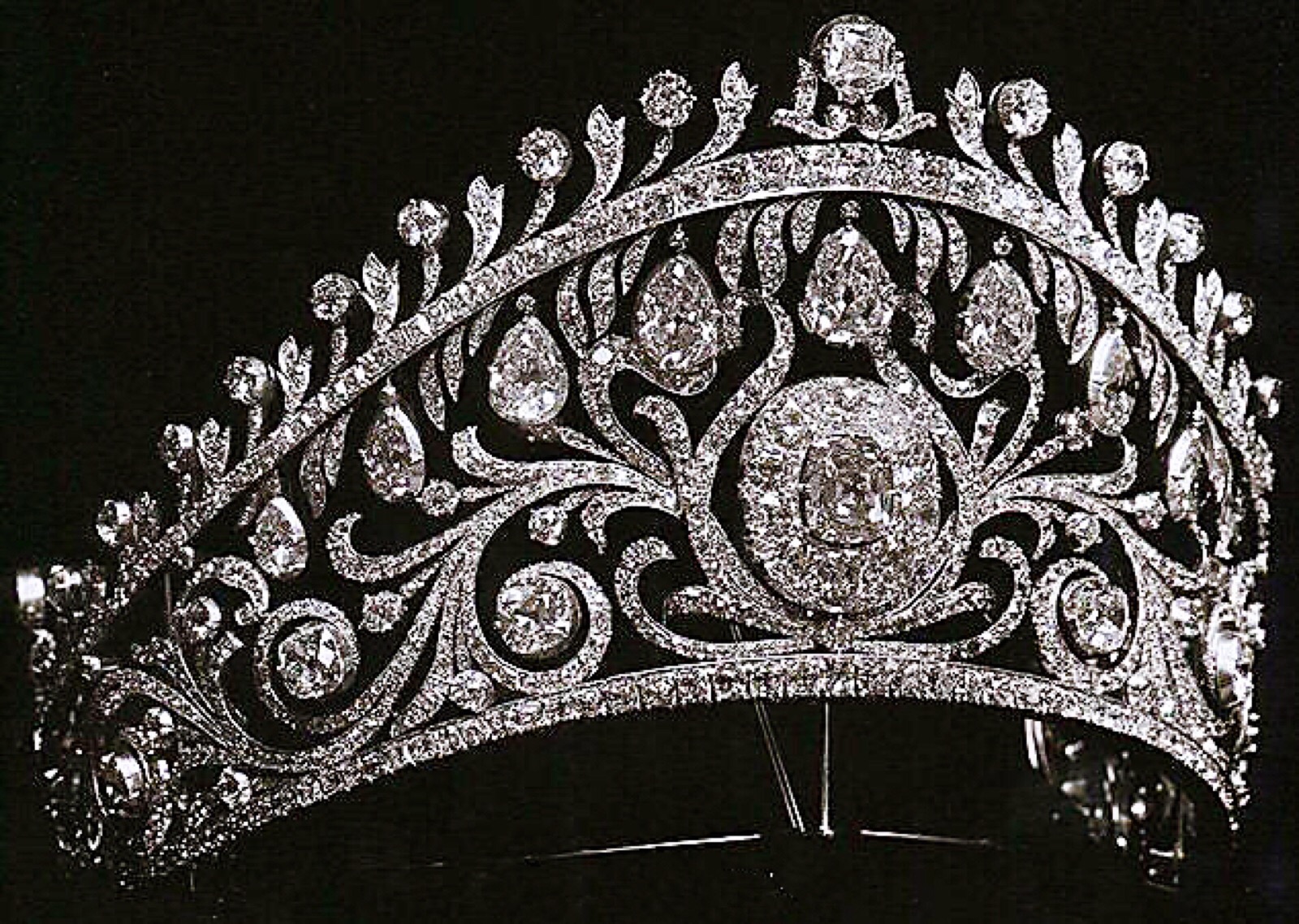 卡地亚的钻石王冠,1902年希腊伊莲娜王妃出嫁时俄国娘家给的结婚礼物