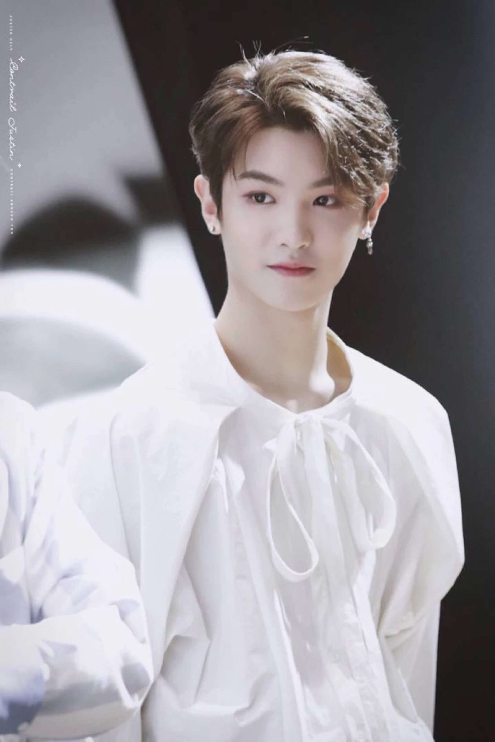 黄明昊 justin