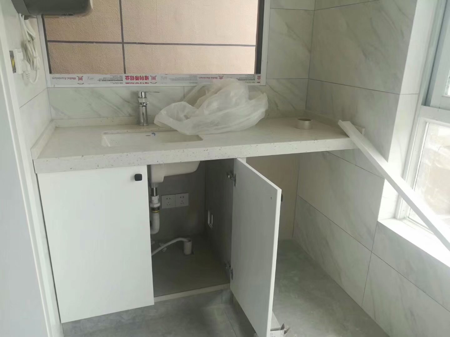 图八:彩色乳胶漆,只刷局部.图九:砖夹橱柜