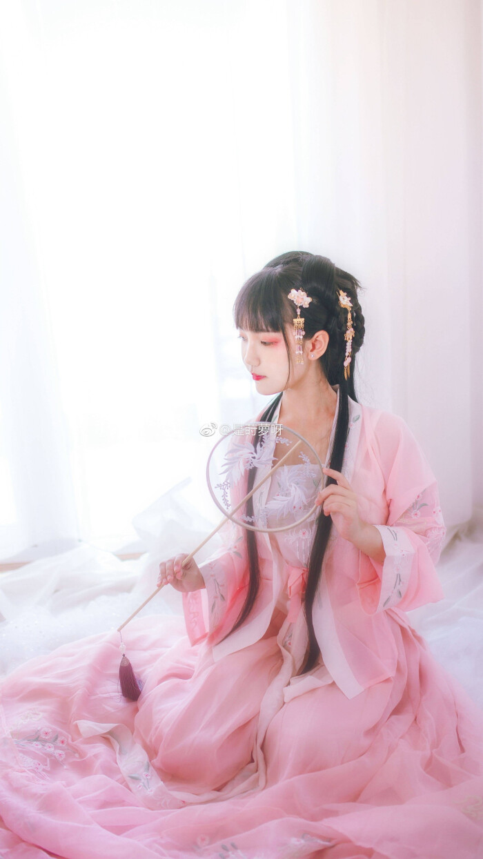 汉服摄影##汉服写真# 【月中客】白雪卧梨花梦醉千古客烟雨莫似昨朝