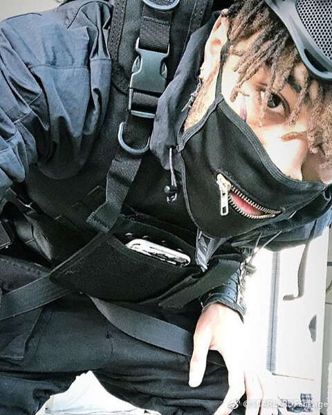 图源水印,更多疤王谘询跟图片请微博搜索scarlxrdfanpage