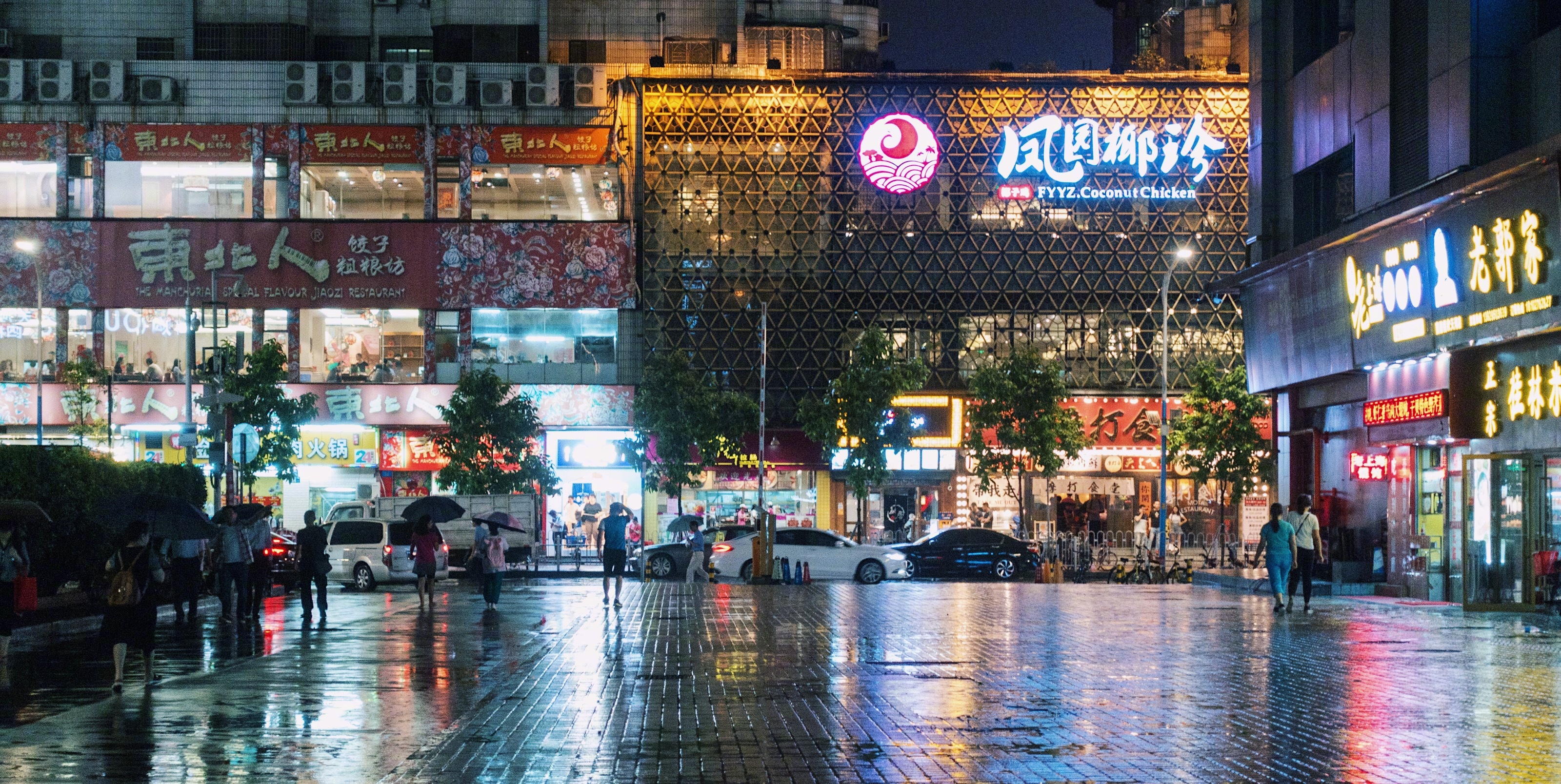 喜欢雨后夜晚的样子,丰富,迷人 | 街景拍摄设备sony黑卡3,噪点还是挺