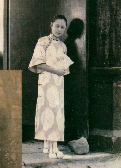 1920s,穿倒大袖旗袍的执扇女子
