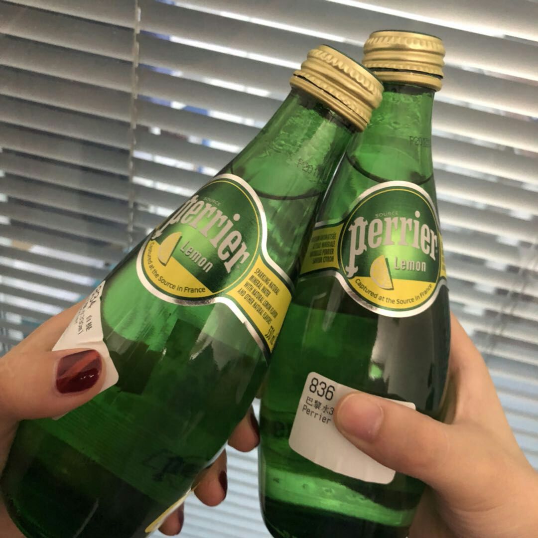 巴黎水 