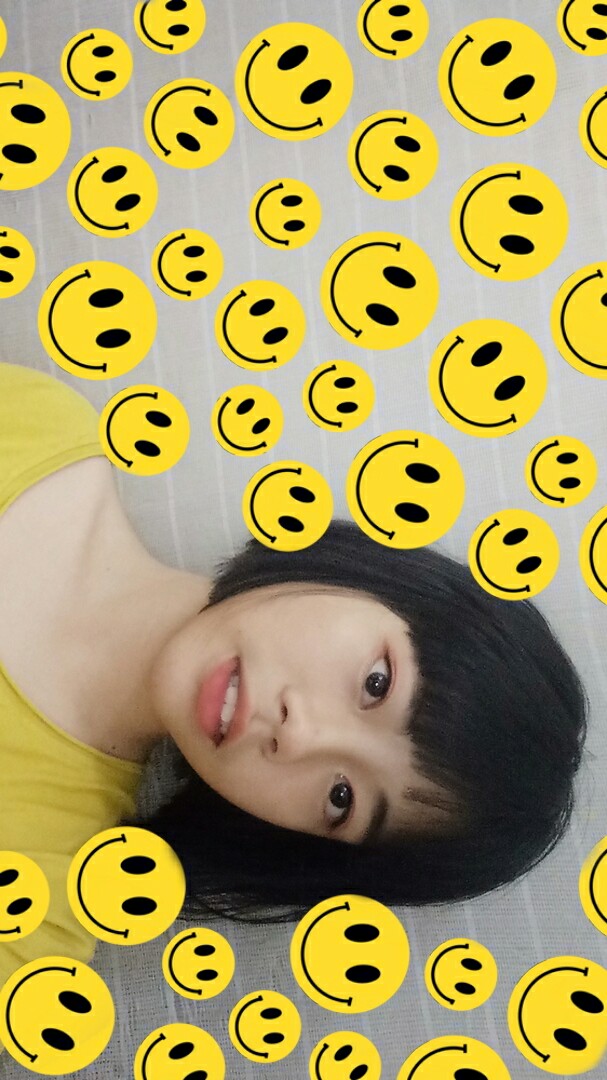 黄色 笑脸 短发 塌鼻子 兔牙 自拍