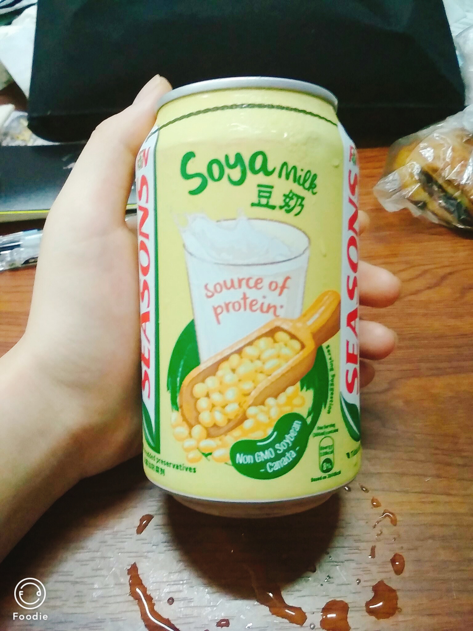 只是想问一下有谁喝过这种豆奶?(请完全无视那塑料袋里的饼干哈哈哈)