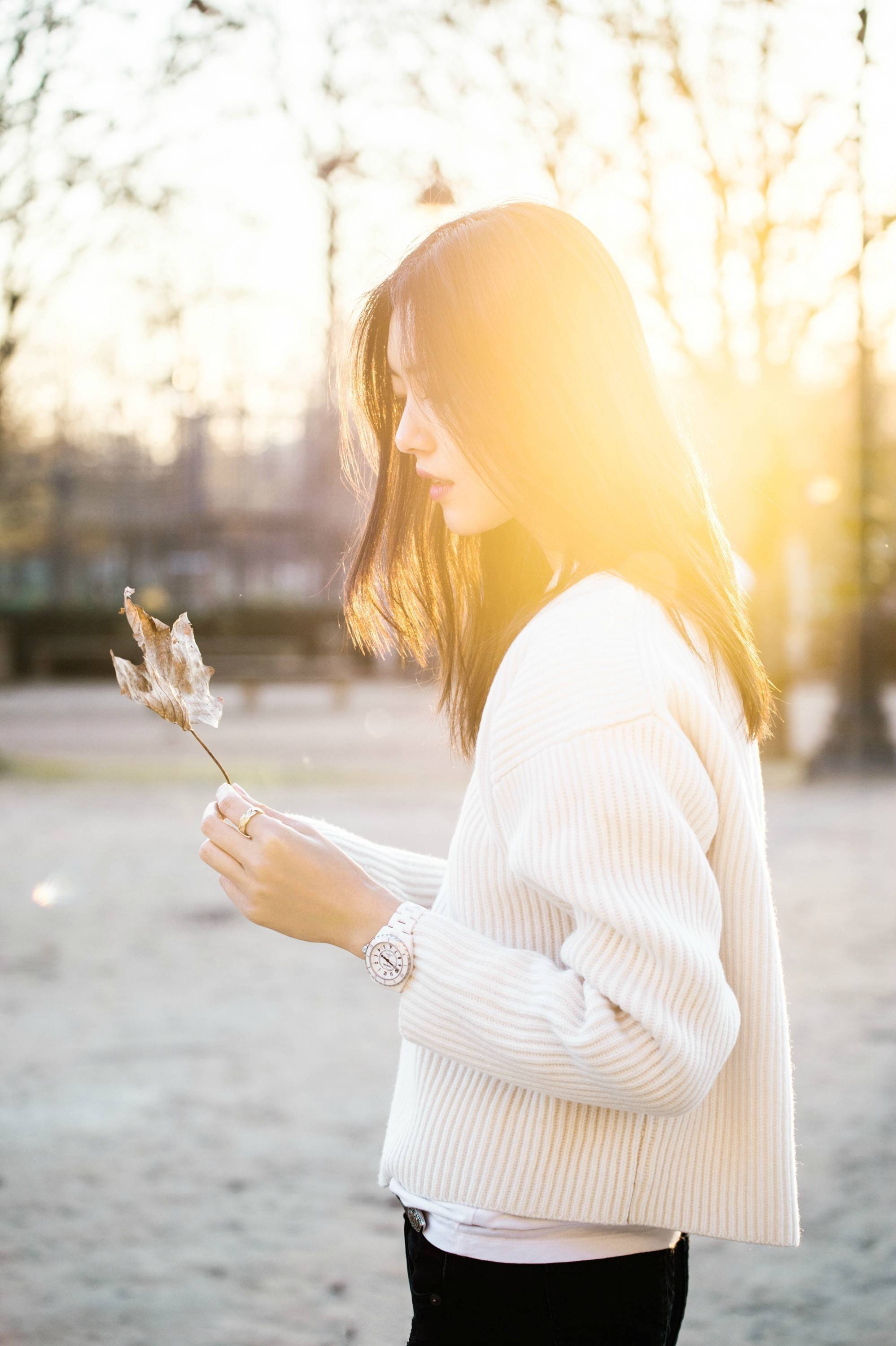 女生站在阳光下的照片图片