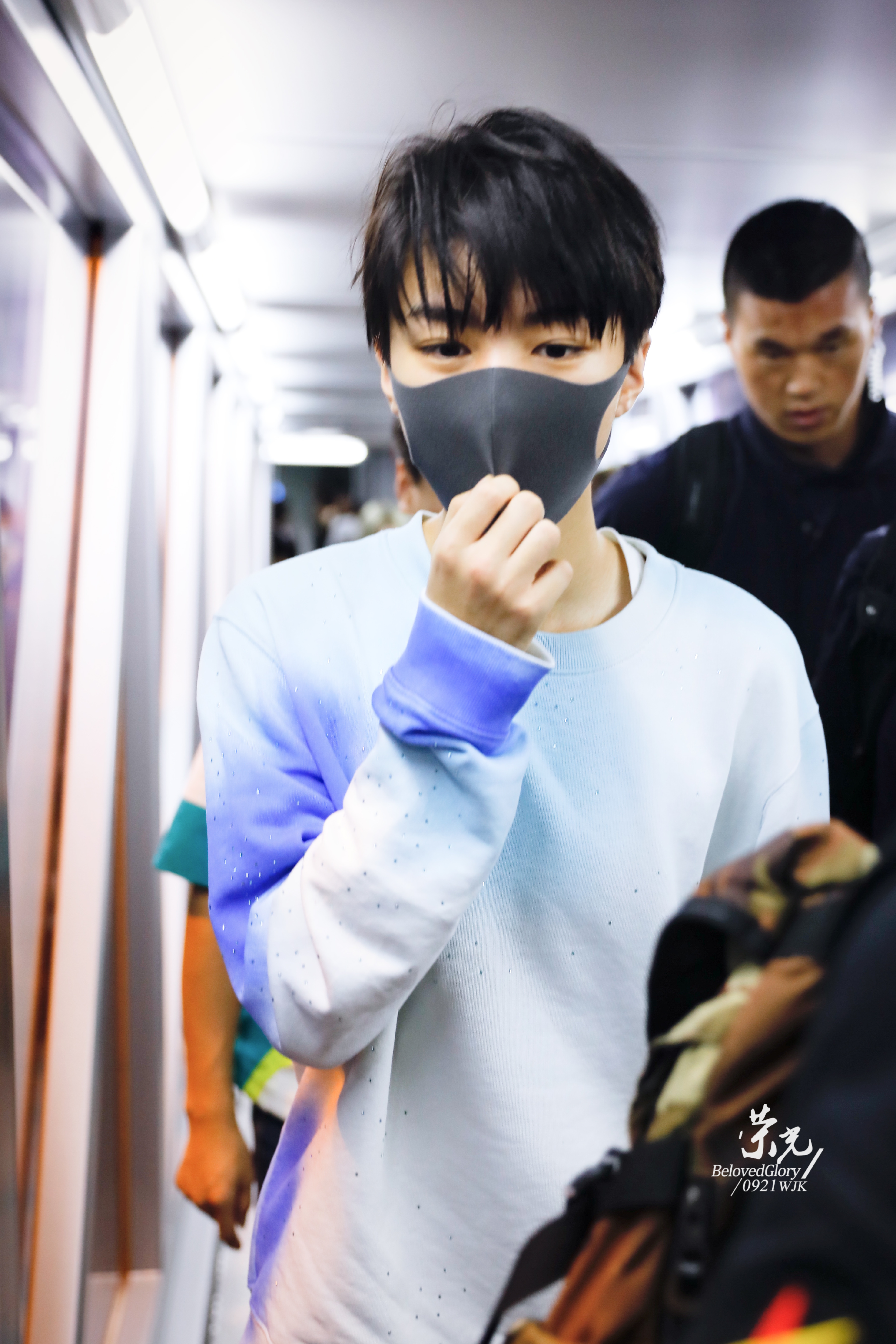 王俊凯×2018.09.19北京—重庆到达×cr:logo