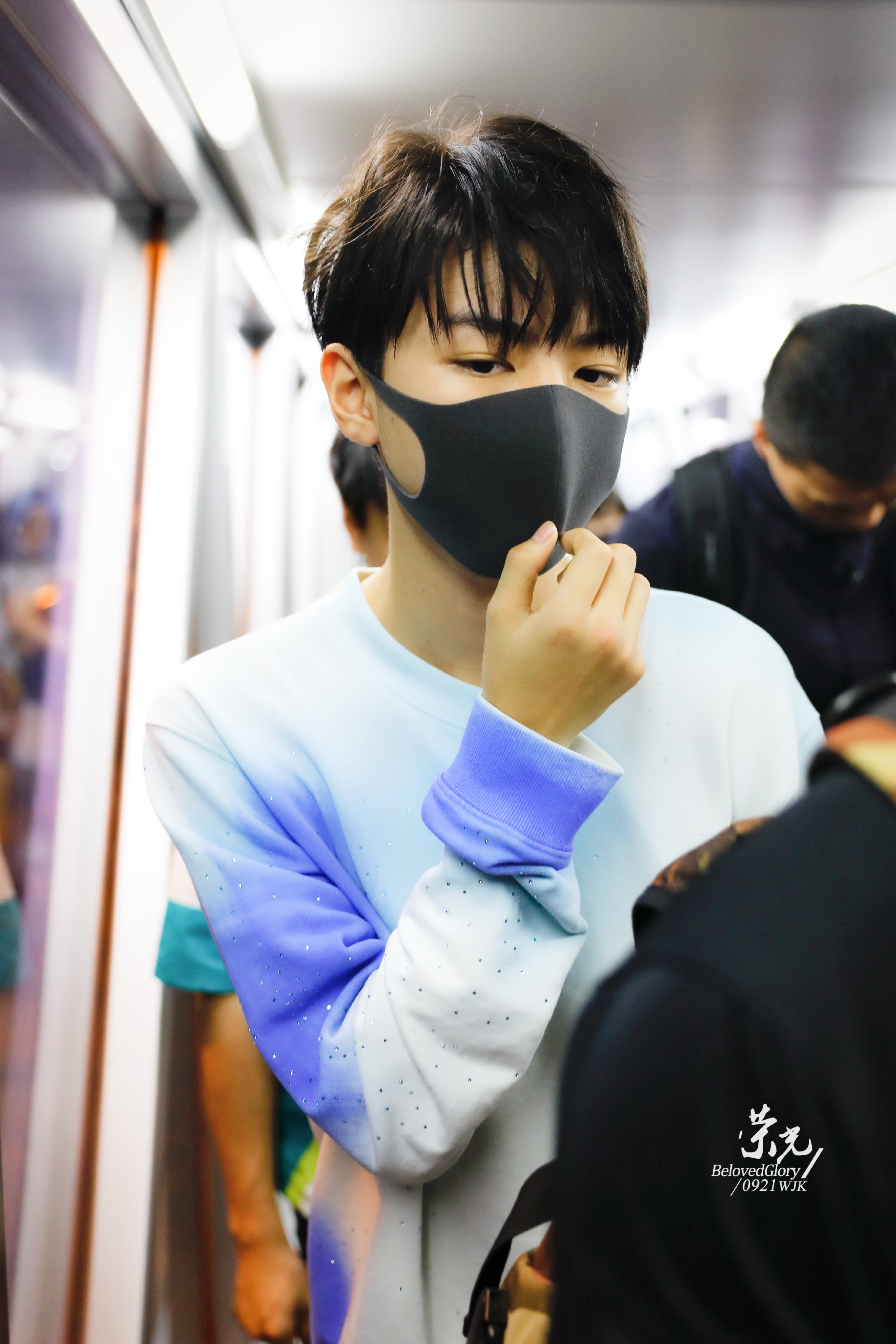 王俊凯×2018.09.19北京—重庆到达×cr:logo